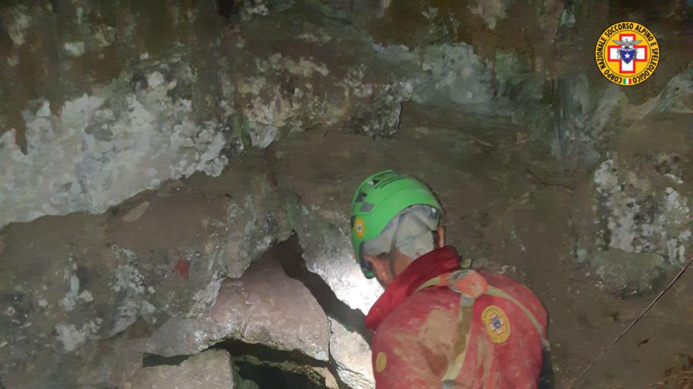 Speleologa si infortuna a 200 metri di profondità: in moto la macchina dei soccorsi