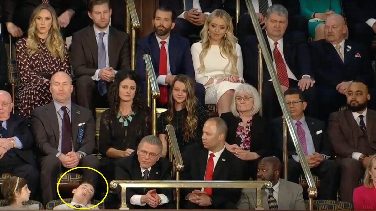 Bimbo si addormenta durante il discorso di Trump: video virale