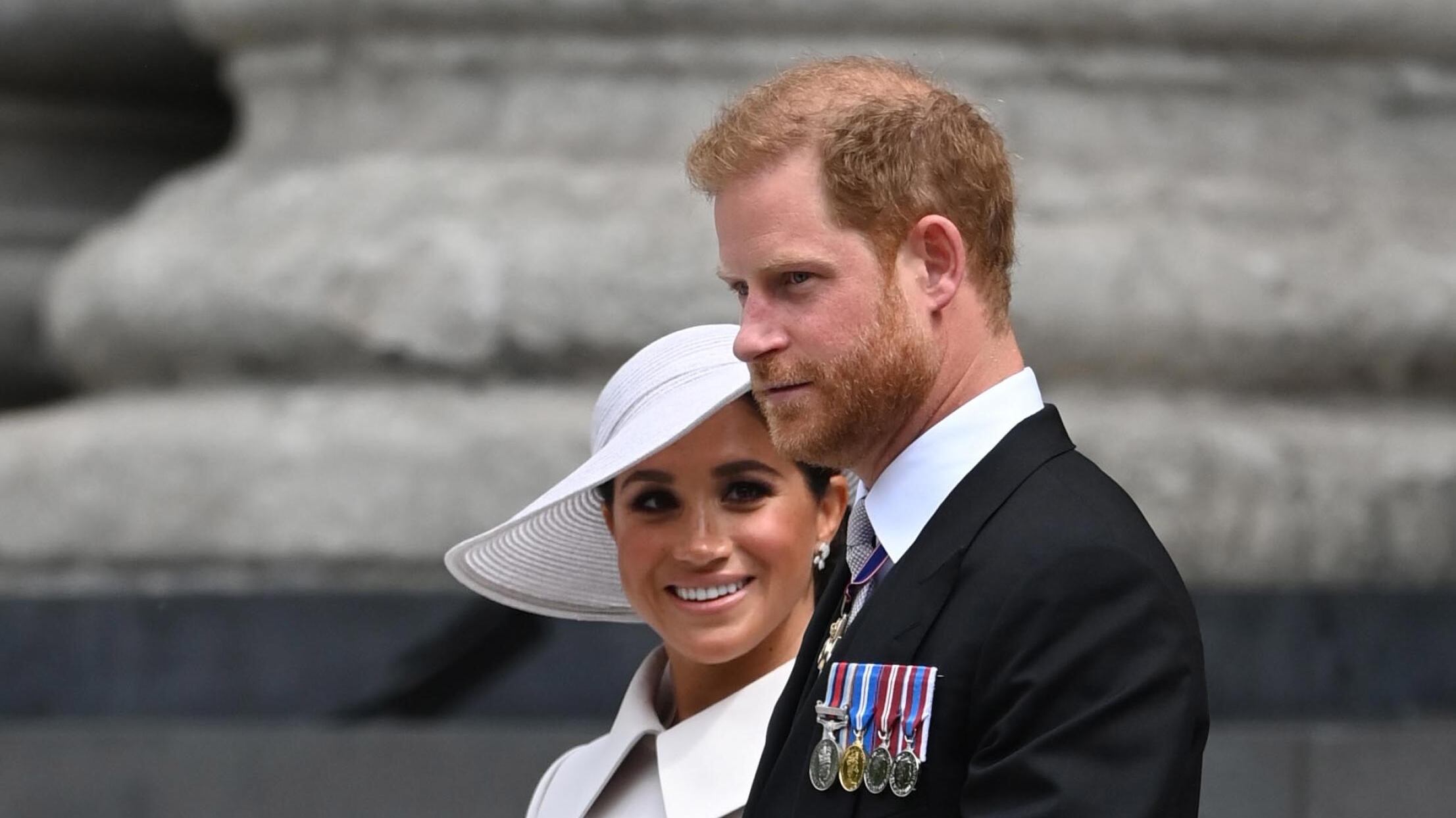 “Sfrattati dopo gli attacchi a Camilla”. L’ira di Carlo su Harry e Meghan