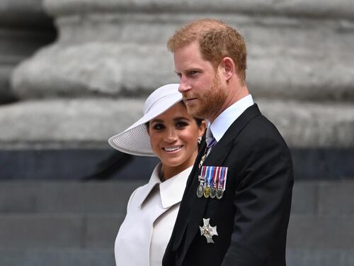 “Sfrattati dopo gli attacchi a Camilla”. L’ira di Carlo su Harry e Meghan