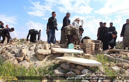 Isis profana i cimiteri 1