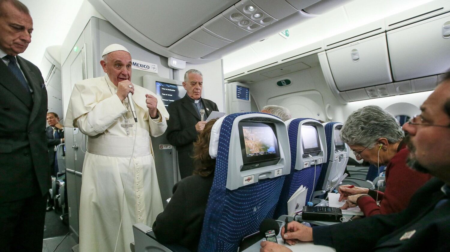Il Papa: "Unioni gay? Non m’immischio". Poi attacca Trump: "Non è un cristiano"