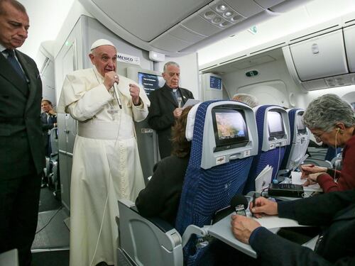 Il Papa: "Unioni gay? Non m’immischio". Poi attacca Trump: "Non è un cristiano"