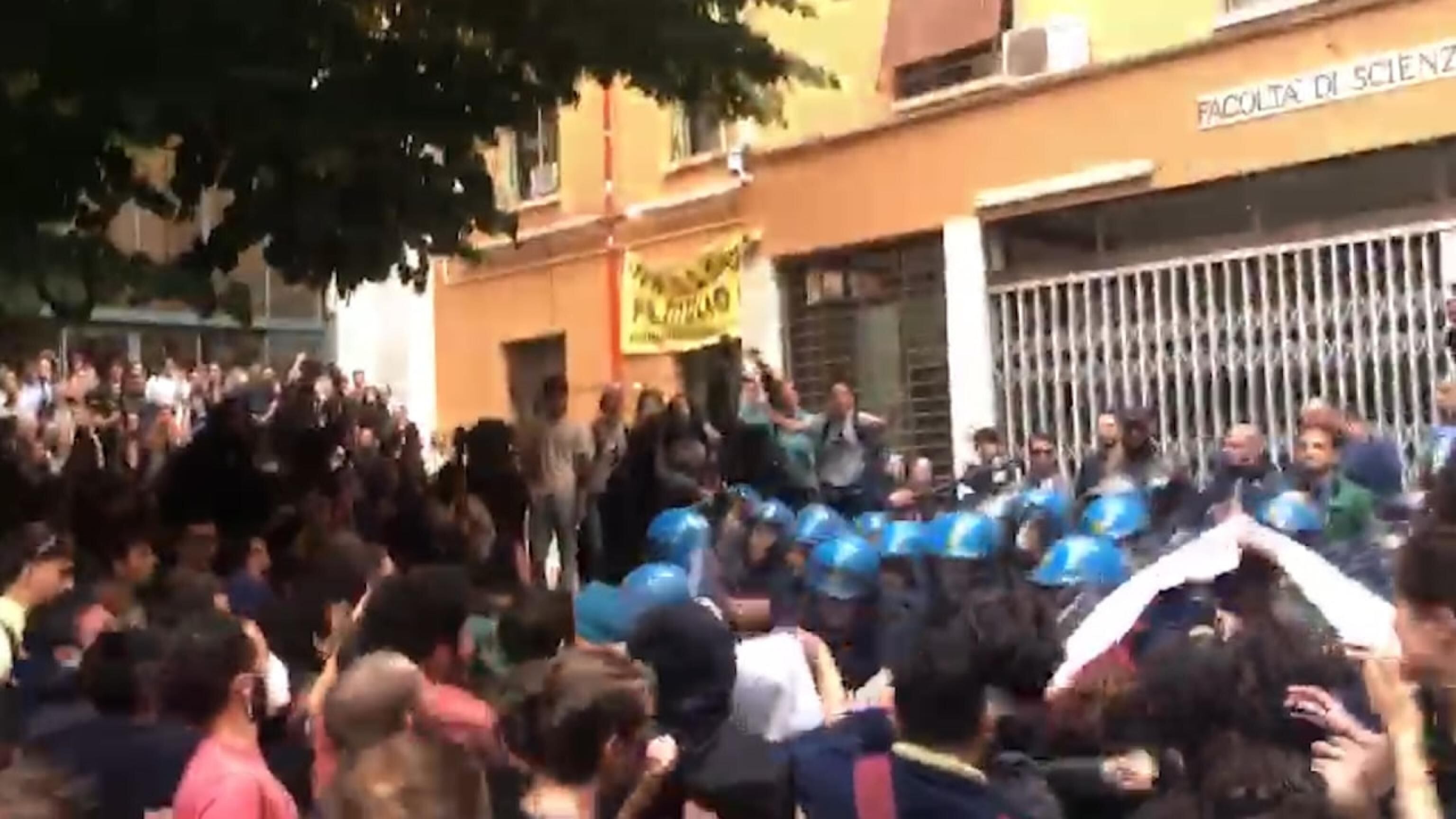 "Codici sulle divise". L'ennesimo attacco della sinistra alle forze dell'ordine