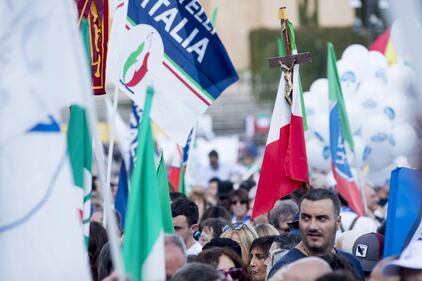 Centrodestra in piazza, tra le bandiere spunta un crocifisso 6