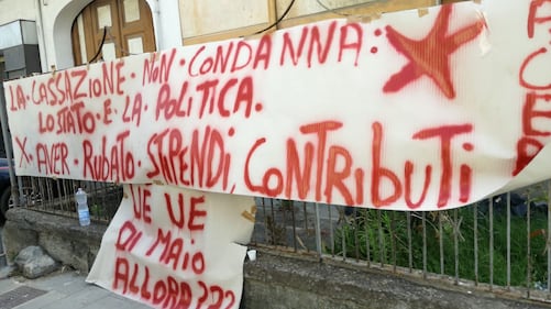Lavoratori senza stipendio protestano sotto casa del ministro Di Maio: "Uè Uè Di Maio, allora?" 3