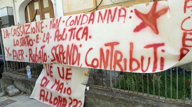 Lavoratori senza stipendio protestano sotto casa del ministro Di Maio: "Uè Uè Di Maio, allora?" 3