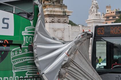 Maltempo a Roma, autobus turistico scoperchiato dal vento 3