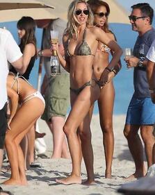 Il bikini hot di Laura Stoner in spiaggia 1