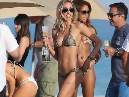 Il bikini hot di Laura Stoner in spiaggia