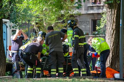 Milano, ramo si spezza e travolge una donna: ricoverata in codice rosso 8