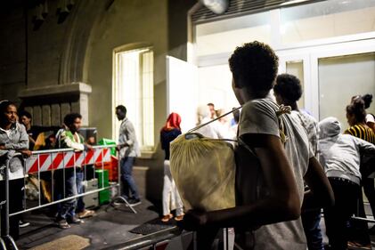 Migranti, l'hub di via Sammartini al collasso 11