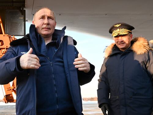 "Pazzo, figlio di p...". Biden insulta Putin. Il Cremlino risponde e minaccia la Francia