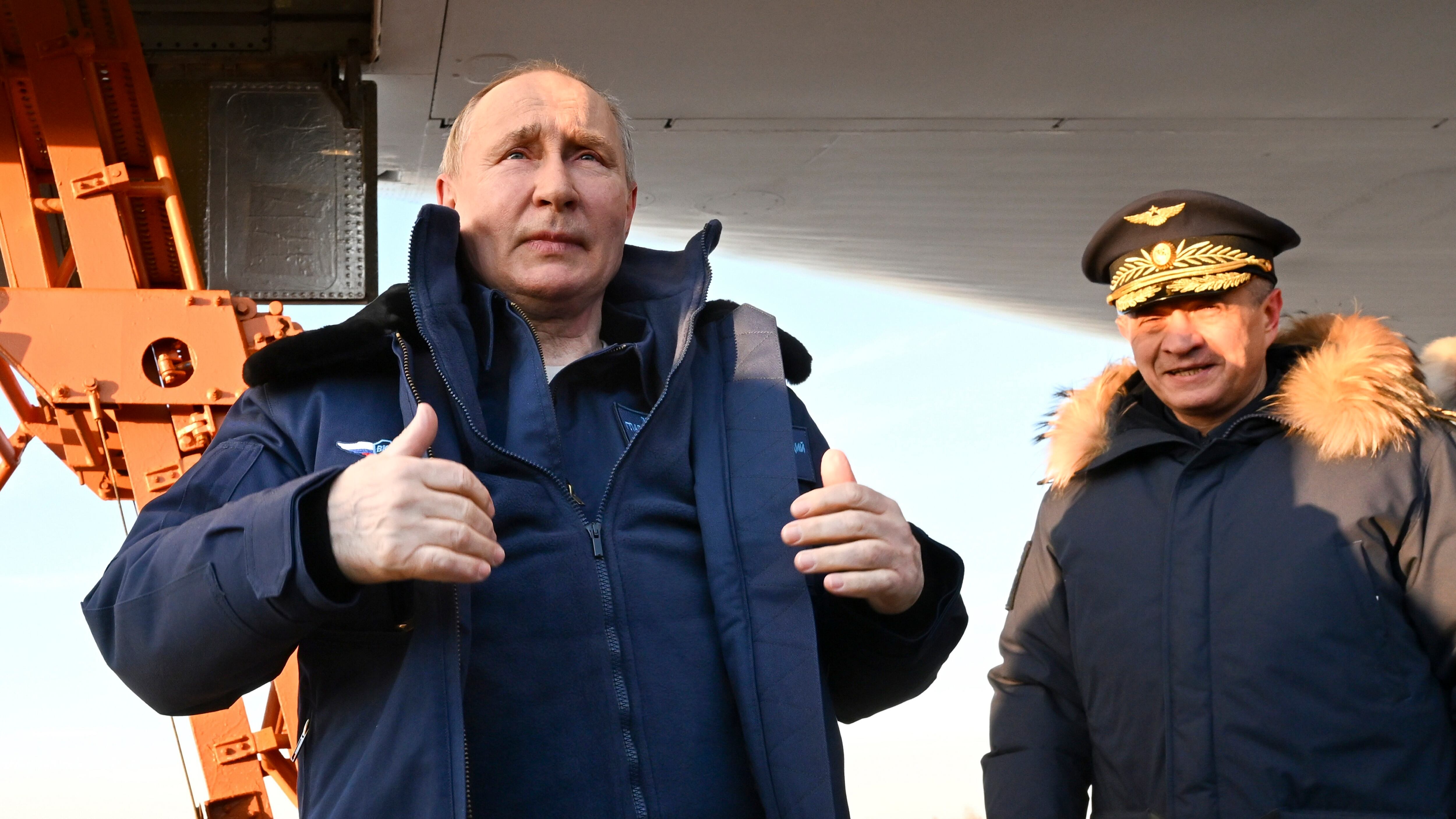 "Pazzo, figlio di p...". Biden insulta Putin. Il Cremlino risponde e minaccia la Francia