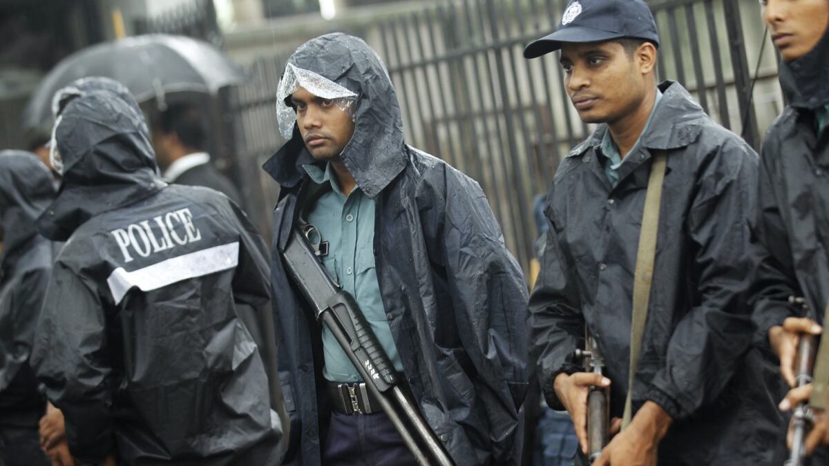 Bangladesh, maxi blitz antiterrorismo: fermate seimila persone