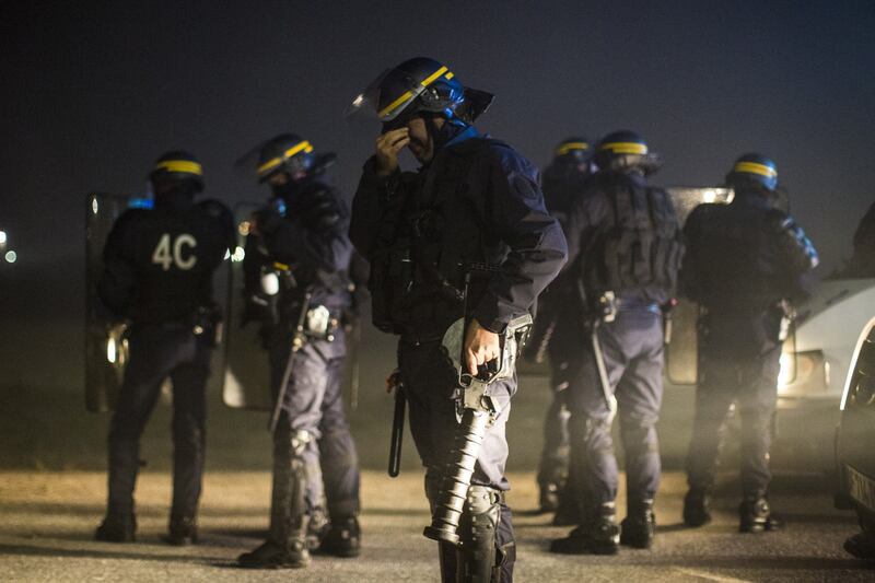 A Calais scoppia la rivolta nella "giungla" 16