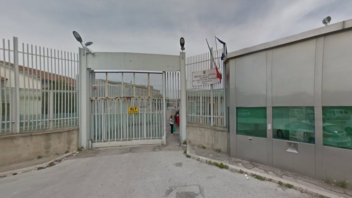 Dalla sua cella telefona ai carabinieri: polemica a Foggia