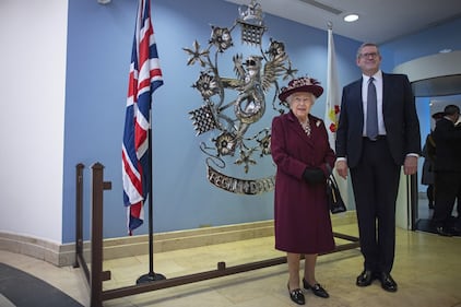 Il Principe Harry e la Regina Elisabetta II in foto 10