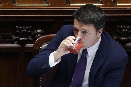 Caffè, succo, evidenziatori in bocca: le distrazioni di Matteo 2