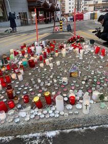 Crans-Montana, candele e lumini rossi sul luogo della strage 8