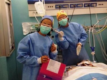 I selfie che indignano: i medici si fotografano in sala operatoria coi pazienti 1