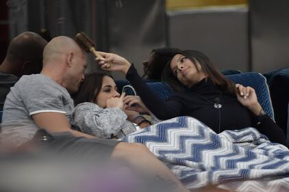 Gf Vip, Bettarini continua a corteggiare Mariana Rodriguez 6
