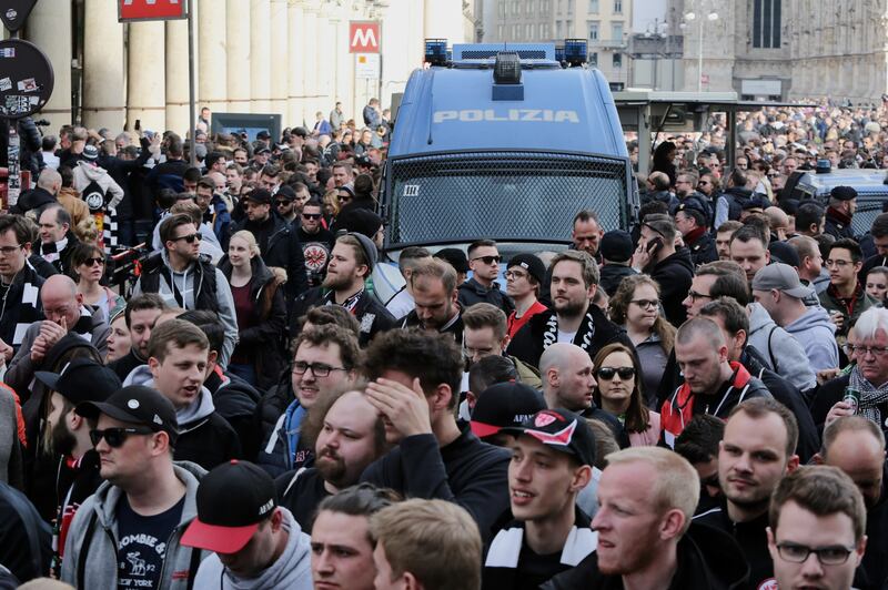 Milano, birra a fiumi per i tifosi tedeschi dell'Eintracht 6