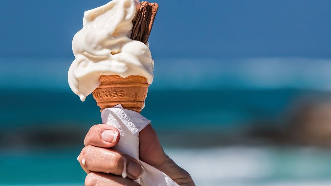 Un sedicenne mangia un gelato e muore. Era allergico, si indaga sull'errore fatale