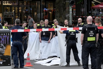 Lo schianto e poi i soccorsi: le immagini da Breitscheidplatz 3