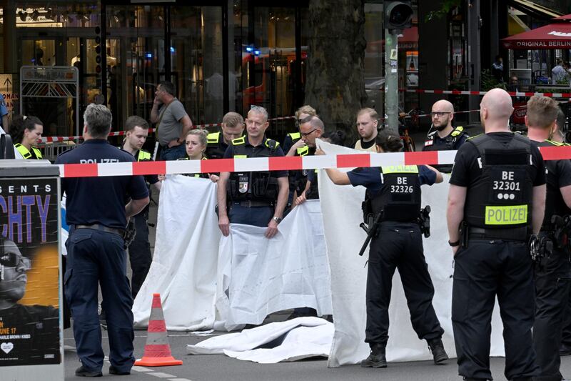 Lo schianto e poi i soccorsi: le immagini da Breitscheidplatz 3