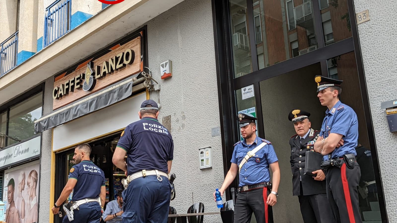 "Aiuto, aiuto". Egiziano ferisce una donna con una bottiglia. Poi scappa: è caccia all'uomo