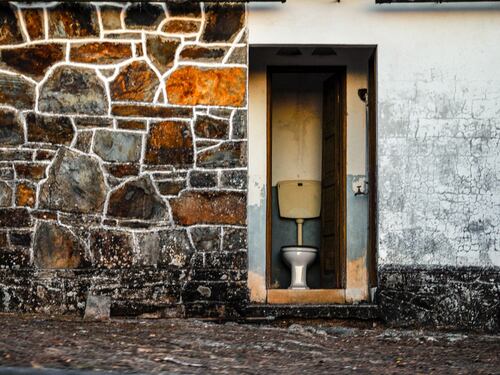 L'Italia finita nello sciacquone. "Il water vìola i diritti umani"