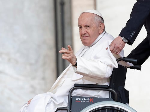 Bergoglio come Ratzinger: "Assicurare diritto a non dover emigrare"