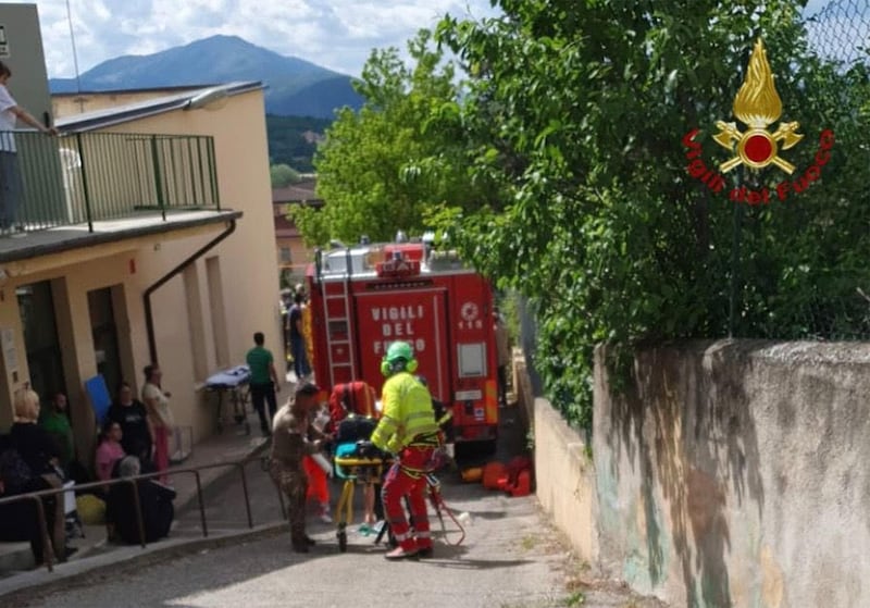 Auto travolge il recinto di un asilo: un bambino morto e altri feriti 8