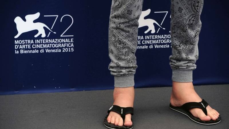 Le star snobbano il Lido, le fan lo assaltano