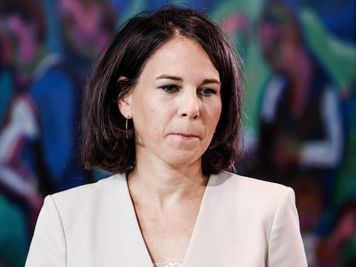 Germania, l'aereo è difettoso e la ministra ecologista resta a piedi