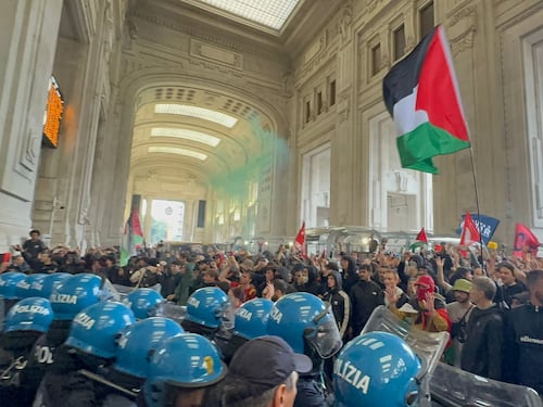 Il confine tra protesta e violenza: quando la piazza diventa anche un attacco allo Stato