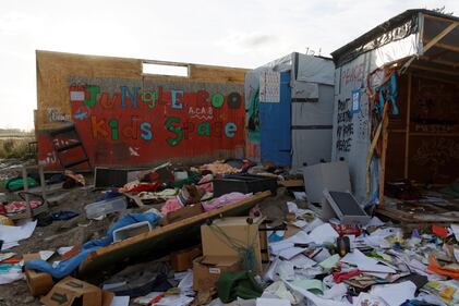 Così si presenta la Giungla dei migranti dopo lo sgombero 7