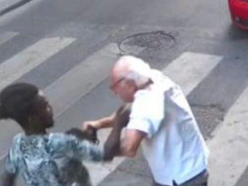 L'aggressione e i pugni: straniero rapina 91enne tra l'indifferenza dei passanti
