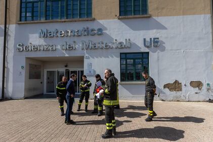 Milano, i vigili del fuoco al padiglione della Bicocca dopo la fuoriuscita di acido cloridrico 7