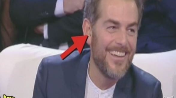Isola dei Famosi, il regista conferma: "Bossari ha gli auricolari"