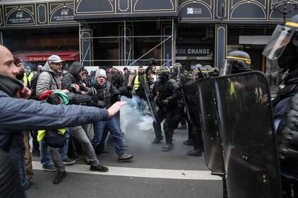 I Gilet gialli invadono Parigi nella quinta giornata di proteste 5