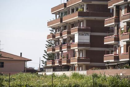 Latina, la trattativa da balcone a balcone 4