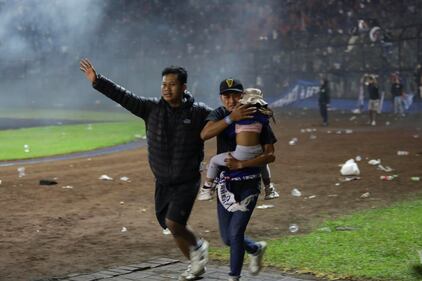 Più di 180 i morti registrati durante una partita di calcio in Indonesia 8