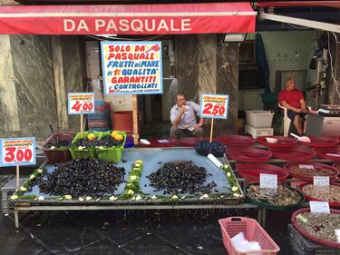 Napoli, piazza Garibaldi e Porta Nolana 19