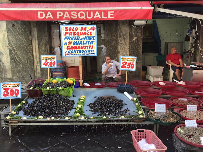 Napoli, piazza Garibaldi e Porta Nolana 19