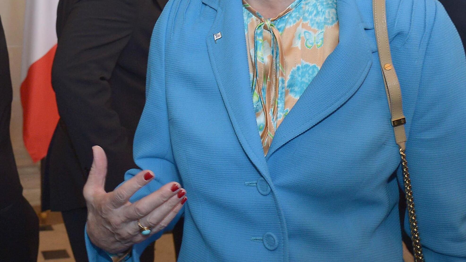 La lezione della Regina: via i titoli a quattro nipoti "Vivano una vita normale"