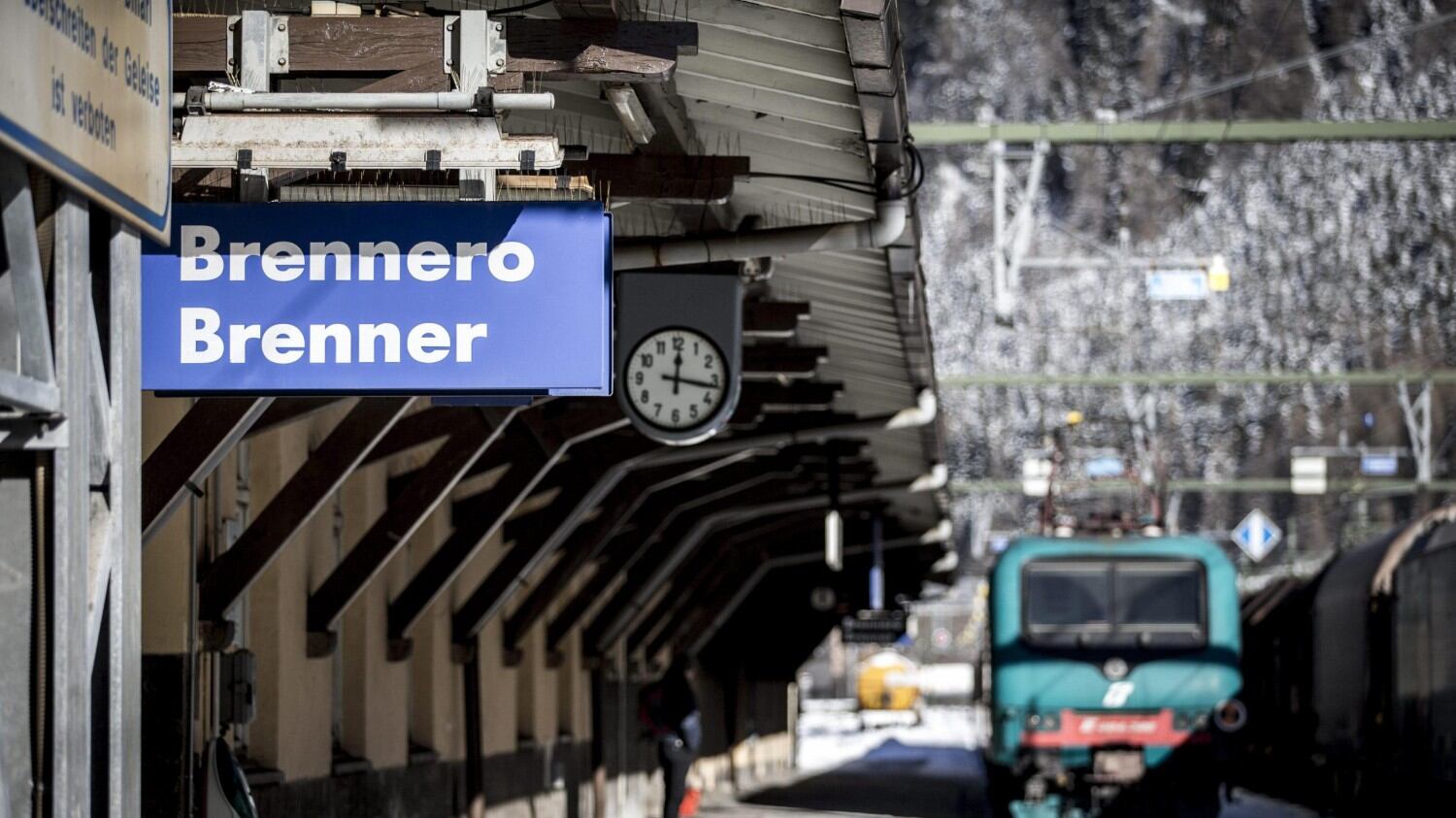 "300mila migranti sulla rotta verso l'Italia" E Vienna chiuderà le frontiere