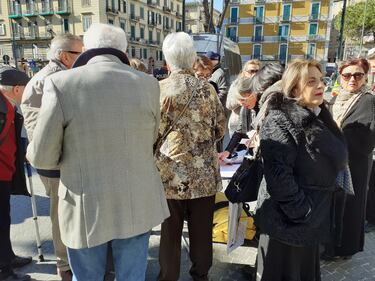 Napoli, cittadini in strada per denunciare le promesse non mantenute dal sindaco 1