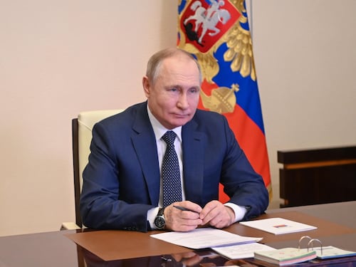 "Putin resta saldo al Cremlino. Ma per i crimini di guerra rischia un mandato d'arresto"